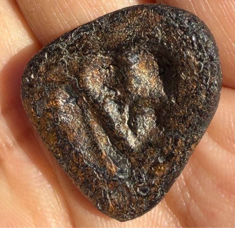 พระปิดตาหลังแบบ หลวงปู่ทิมวัดระหารไร่ ระยอง เนื้อว่านเก่าๆเเห้งๆเก่าๆผิวหิ้งเดิมๆ พระเก่าๆเหมาๆบ้านๆ พระคนแก่เก่าๆเก็บ081-3330446 L.tonyabu รูปที่ 17