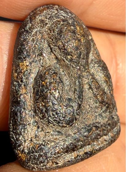 พระปิดตาหลังแบบ หลวงปู่ทิมวัดระหารไร่ ระยอง เนื้อว่านเก่าๆเเห้งๆเก่าๆผิวหิ้งเดิมๆ พระเก่าๆเหมาๆบ้านๆ พระคนแก่เก่าๆเก็บ081-3330446 L.tonyabu รูปที่ 8