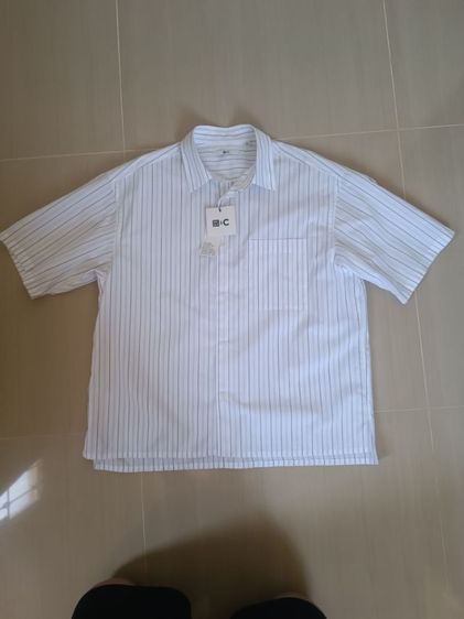 UNIQLO เสื้อเชิ้ตทรงหลวม แขนสั้น ไซส์ M สีขาว Off White ลายทาง รูปที่ 2