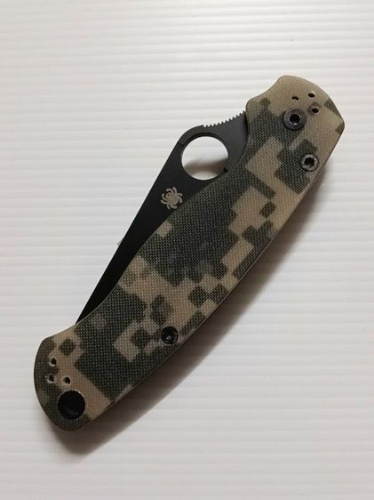 มีดพับแท้ SPYDERCO PARAMILITARY2 S30V มือสองสภาพใหม่ลองตัดกระดาษไป 3 ครั้ง ปะกับมีรอย 2 จุดตามรูป รูปที่ 7