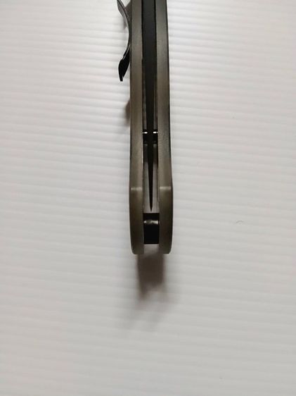 มีดพับแท้ SPYDERCO PARAMILITARY2 S30V มือสองสภาพใหม่ลองตัดกระดาษไป 3 ครั้ง ปะกับมีรอย 2 จุดตามรูป รูปที่ 6