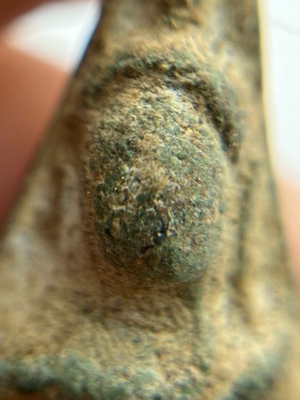 พระนางพญา พิมพ์เข่าโค้งเนื้อสีเขียว รูปที่ 9