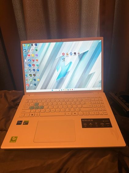 คอมพิวเตอรสีขาว