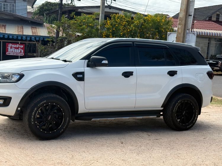 รถ Ford Everest 2.2 Titanium+ Navi สี ขาว