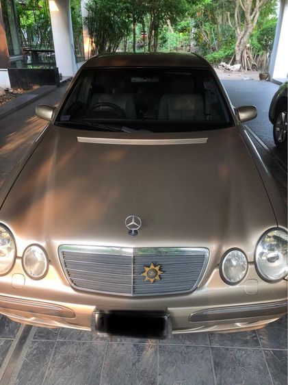รถ Mercedes-Benz E-Class E220 สี บรอนซ์ทอง