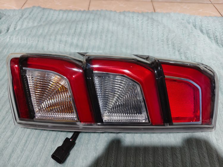 ไฟท้ายรถยนต์ D max  รูปที่ 2