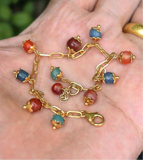 1. สร้อยข้อมือ ลูกปัดทวารวดี เงิน 92.5 (ชุบทอง) สร้อยยาว 17-20 ซ.ม. มีห่วงทด ปรับระดับได้ น้ำหนัก 7.76 กรัม