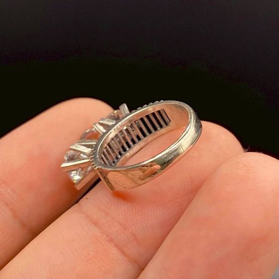 แหวนทองขาวโบราณ งานเก่าหรือปาหะ พลอยแท้ พลอยขาวเม็ดใหญ่ 🤍 เรือนตอก 14K ไซส์ 52 นน.4.3 กรัม พร้อมใบเซอร์  รูปที่ 3