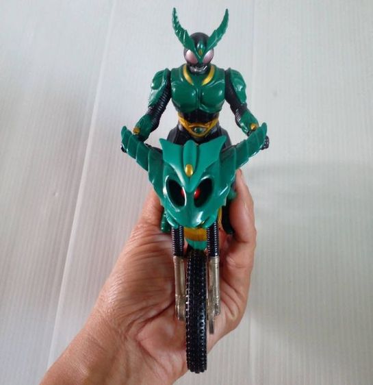 โมเดลยอดมนุษย์ขี่มอไซต์