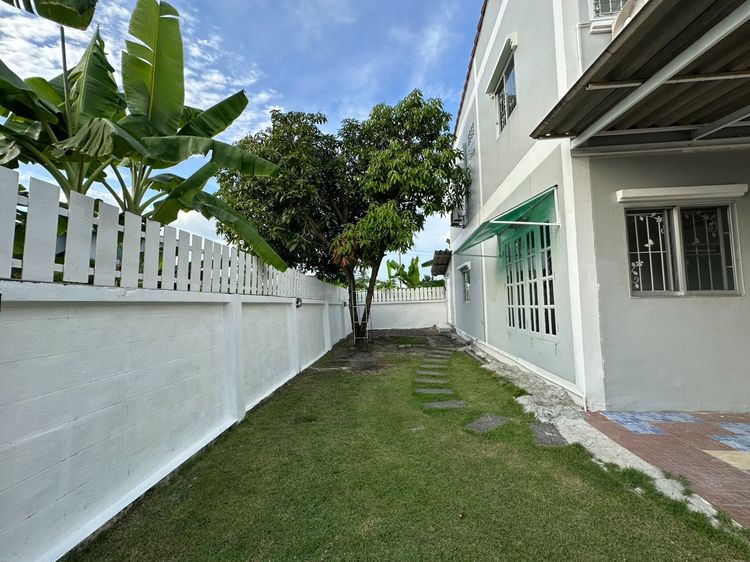 อื่นๆ มีบางส่วน 2016 New Renovate Townhouse ร่มเกล้า ซอย 6  แปลงหัวมุม  2 ห้องนอน 2 ห้องน้ำ 2 ที่จอดรถ 1 ห้องนั่งเล่น 34 วา  2.35 ลบ รูปที่ 3