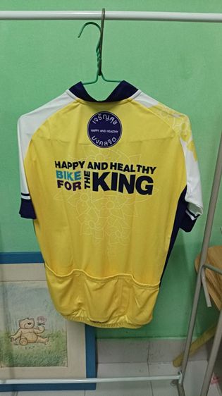 เสื้อปั่นจักรยานสีดำแดงและสีเหลืองขาว
