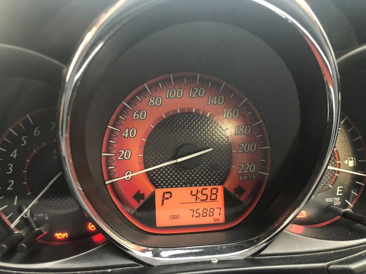 รถ Toyota Yaris 1.5 E สี ฟ้า