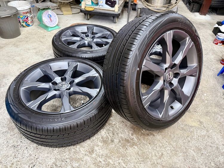 ล้อแม็ก HONDA CIVIC ขอบ 18” ถอดป้ายแดง ยาง GITI 225-50R18 ปลายปี 23 พื้นปี 25 ตุ่มหน้ายางยังอยู่ครบ รูปที่ 2