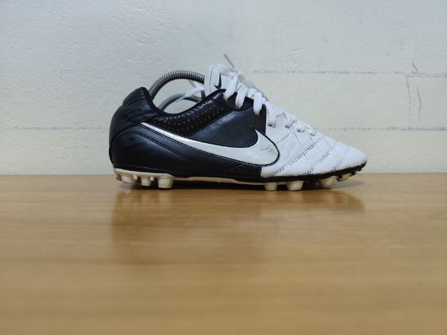 ขาว อื่นๆ รองเท้าผ้าใบ UK 8.5 | EU 42 2/3 | US 9 Nike รองเท้าฟุตบอล 42.5 27.0 แท้ มือสอง