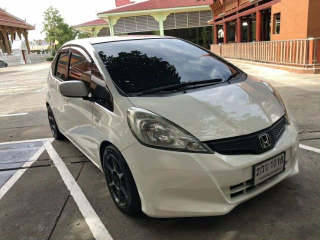 รถ Honda Jazz 1.5 SV i-VTEC สี ขาว