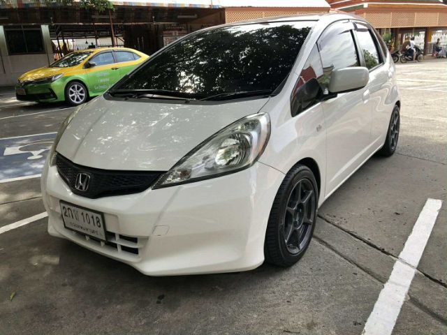 Honda Jazz 2013 1.5 SV i-VTEC Sedan เบนซิน ไม่ติดแก๊ส เกียร์อัตโนมัติ ขาว รูปที่ 4