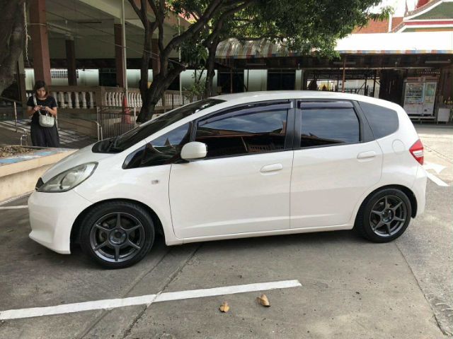 Honda Jazz 2013 1.5 SV i-VTEC Sedan เบนซิน ไม่ติดแก๊ส เกียร์อัตโนมัติ ขาว รูปที่ 3