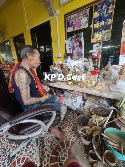 พ่อแก่ปั้นมือโดย อ.เทียม ซิวใจเอื้อ ฤาษีขนาดตั้งบูชา เนื้อดิน 7 ป่าช้า และมวลสารดั้งเดิมตามตำราโบราณ ท่านั่งมือเท้าแขน (เมตตา โชคลาภ) รูปที่ 4