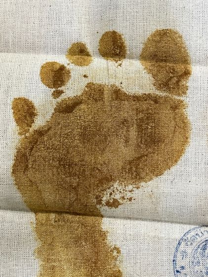 ผ้ายันต์เท้าหลวงพ่อคูณ เหยียบขมิ้นสดลงบนผ้าดิบ ปี 2536 สภาพดีเดิมครับ รูปที่ 3