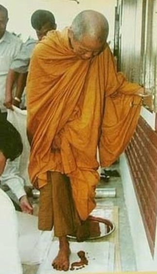 ผ้ายันต์เท้าหลวงพ่อคูณ เหยียบขมิ้นสดลงบนผ้าดิบ ปี 2536 สภาพดีเดิมครับ รูปที่ 7