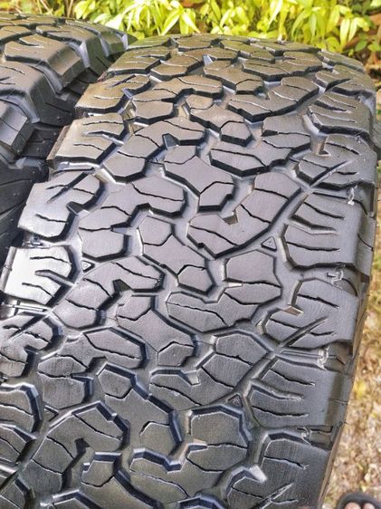 ยาง Bf ko2 265-65-17 ปลายปี 20 ดอกยางสวย ไม่กินข้าง ขอบยางไม่ขาด ยางมีปะ 1 จุด แก้มไม่มีร้าว แต่มีเบียดบางๆ 1 จุด ใช้งานปกติ รูปที่ 5