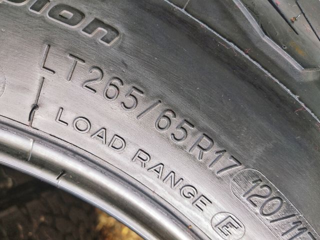 ยาง Bf ko2 265-65-17 ปลายปี 20 ดอกยางสวย ไม่กินข้าง ขอบยางไม่ขาด ยางมีปะ 1 จุด แก้มไม่มีร้าว แต่มีเบียดบางๆ 1 จุด ใช้งานปกติ รูปที่ 8