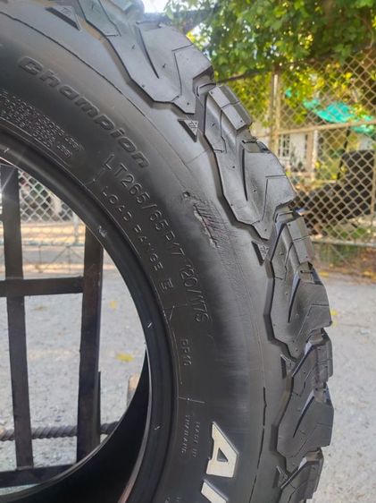 ยาง Bf ko2 265-65-17 ปลายปี 20 ดอกยางสวย ไม่กินข้าง ขอบยางไม่ขาด ยางมีปะ 1 จุด แก้มไม่มีร้าว แต่มีเบียดบางๆ 1 จุด ใช้งานปกติ รูปที่ 9