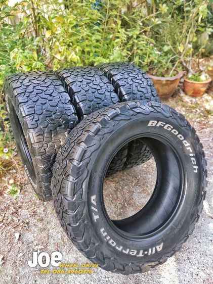 ยาง Bf ko2 265-65-17 ปลายปี 20 ดอกยางสวย ไม่กินข้าง ขอบยางไม่ขาด ยางมีปะ 1 จุด แก้มไม่มีร้าว แต่มีเบียดบางๆ 1 จุด ใช้งานปกติ รูปที่ 2