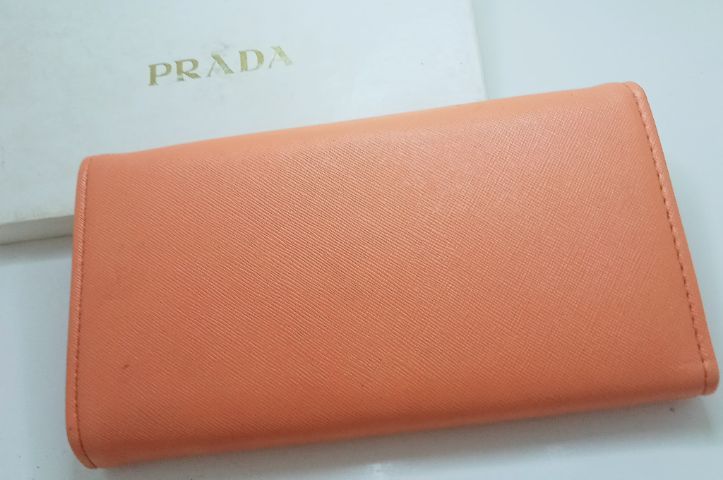 Prada กระเป๋าสตางค์ผู้หญิงใบยาว สีส้ม รูปที่ 2