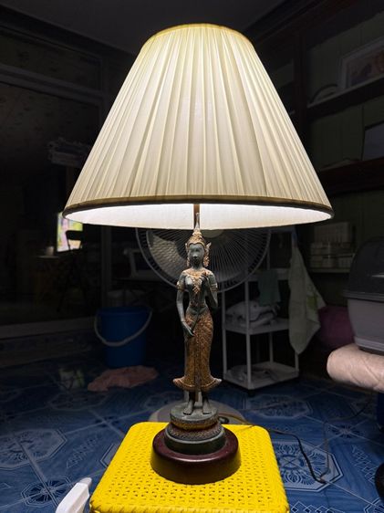 โคมไฟโบราณ มีเทวรูปถือดอกบัวยืนประดับ รูปที่ 2