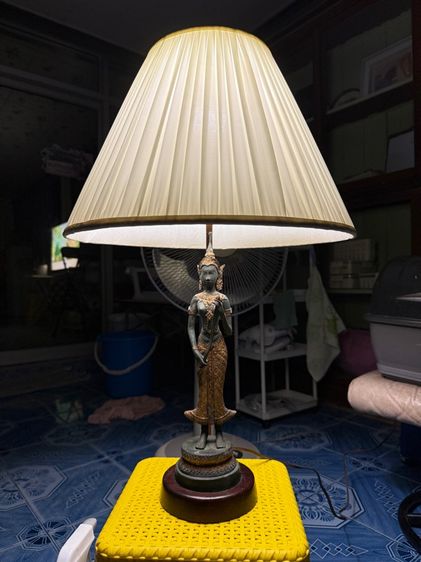 โคมไฟโบราณ มีเทวรูปถือดอกบัวยืนประดับ