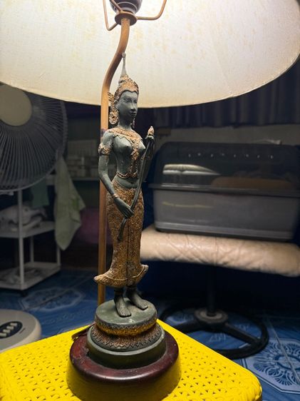 โคมไฟโบราณ มีเทวรูปถือดอกบัวยืนประดับ รูปที่ 5