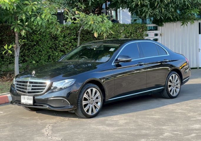 Mercedes-Benz E-Class 2018 E300e Sedan ปลั๊กอินไฮบริด (PHEV) ไม่ติดแก๊ส เกียร์อัตโนมัติ ดำ รูปที่ 2