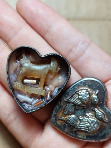 เครื่องรางแพะเขาควายเผือกหลวงพ่ออ่ำในตลับสีผึ้ง