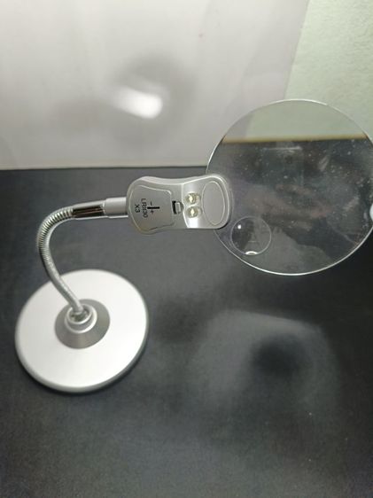 แว่นขยายแบบตั้งโต๊ะพร้อมไฟ LED