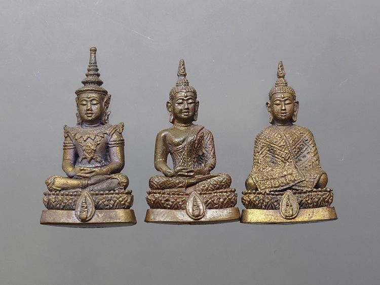 พระแก้วมรกต ชุด 3 ฤดู สธ. เนื้อนวโลหะพิเศษ มูลนิธิสิรินธรราชวิทยาลัย สร้าง วัดบวรนิเวศวิหาร ปี2538 พร้อมตลับ รูปที่ 4