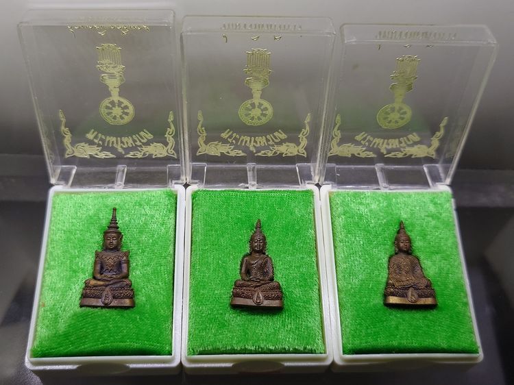 พระแก้วมรกต ชุด 3 ฤดู สธ. เนื้อนวโลหะพิเศษ มูลนิธิสิรินธรราชวิทยาลัย สร้าง วัดบวรนิเวศวิหาร ปี2538 พร้อมตลับ รูปที่ 3