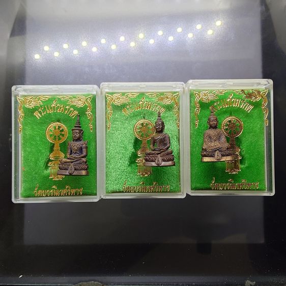พระแก้วมรกต ชุด 3 ฤดู สธ. เนื้อนวโลหะพิเศษ มูลนิธิสิรินธรราชวิทยาลัย สร้าง วัดบวรนิเวศวิหาร ปี2538 พร้อมตลับ