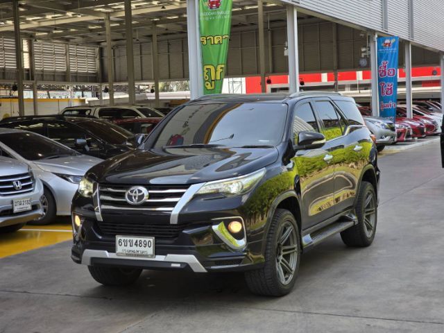 รถ Toyota Fortuner 2.4 V สี ดำ