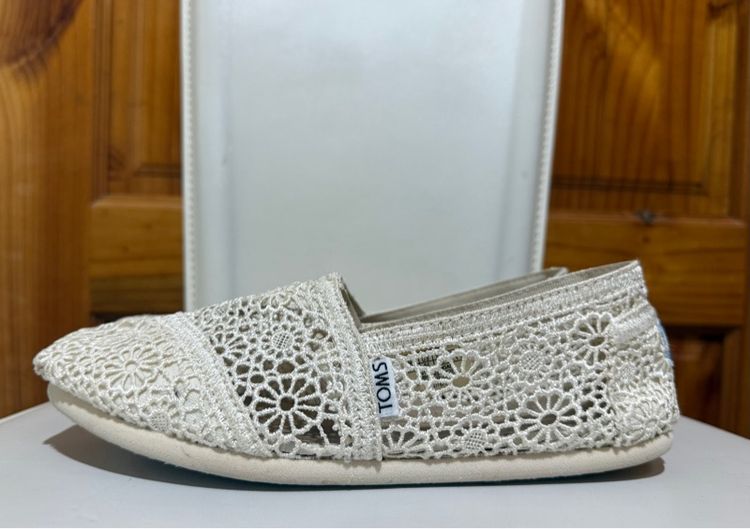 รองเท้าโครเชย์ Toms slip on