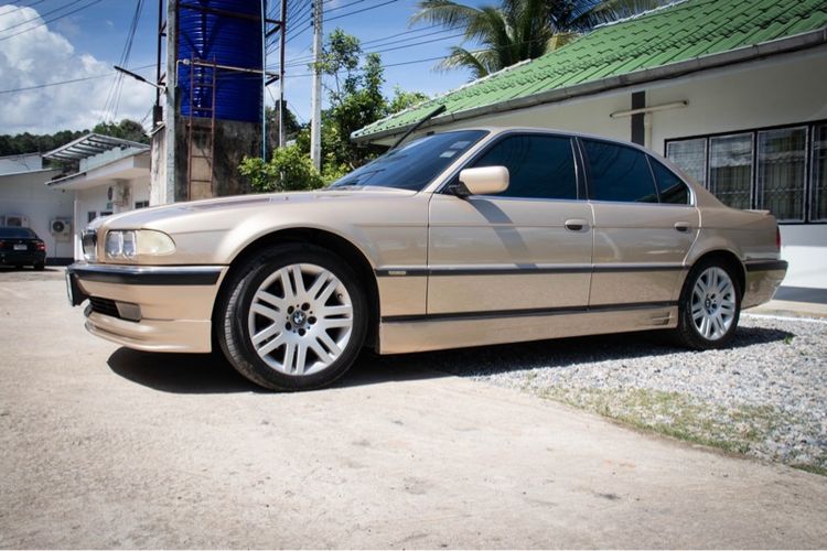 รถ BMW Series 7 730i สี น้ำตาล