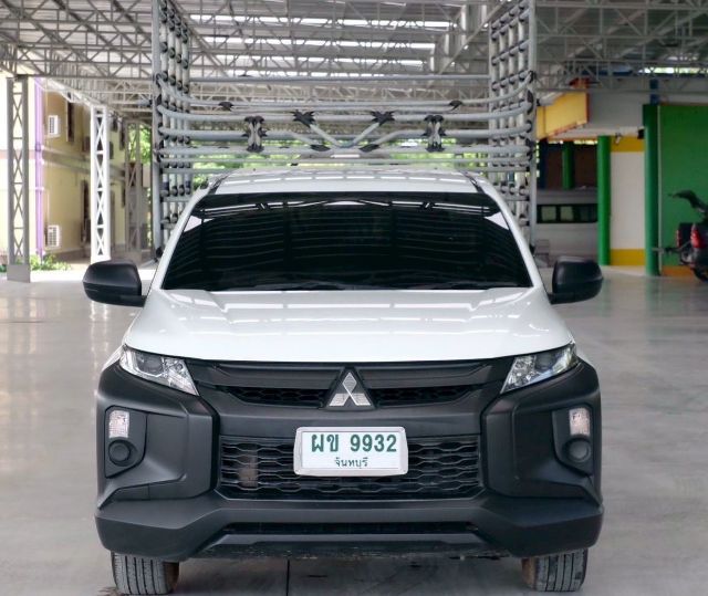 Mitsubishi Triton 2019 2.5 GL Pickup ดีเซล ไม่ติดแก๊ส เกียร์ธรรมดา ขาว รูปที่ 2