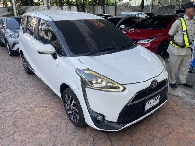 รถ Toyota Sienta 1.5 V สี ขาว