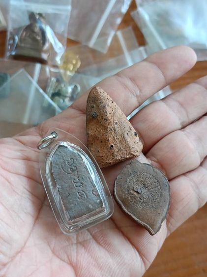 พระเนี้อผง เก่า 3องค์ ราคา1000 รูปที่ 2