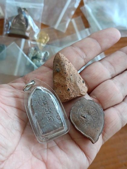 พระเนี้อผง เก่า 3องค์ ราคา1000 รูปที่ 4