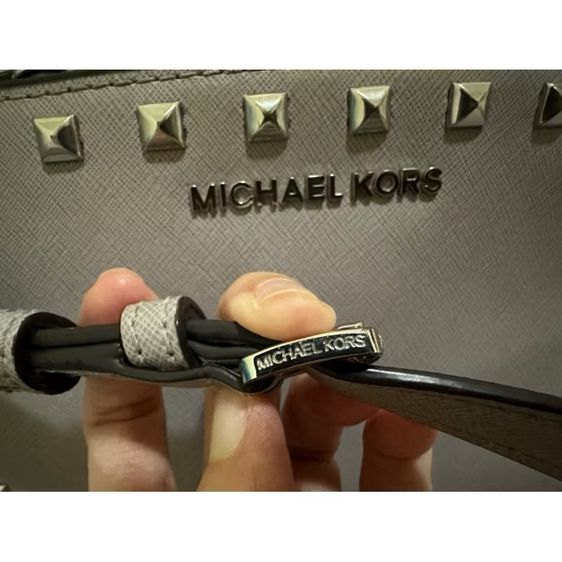 น้อง michael kors ของแท้มือสองสีม่วงตุ่น รูปที่ 2