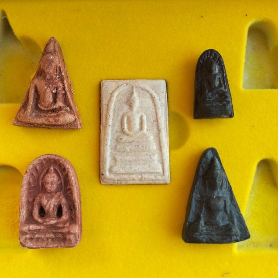 พระชุดเบญจภาคี ภปร. ''" หมายเลข 100895 ''" ที่ระลึกสร้างวิทยาลัยการอาชีพวังไกลกังวล ปี49
มีตอกโค๊ตเลขทุกองค์ พร้อมกล่องเดิม  
 รูปที่ 4