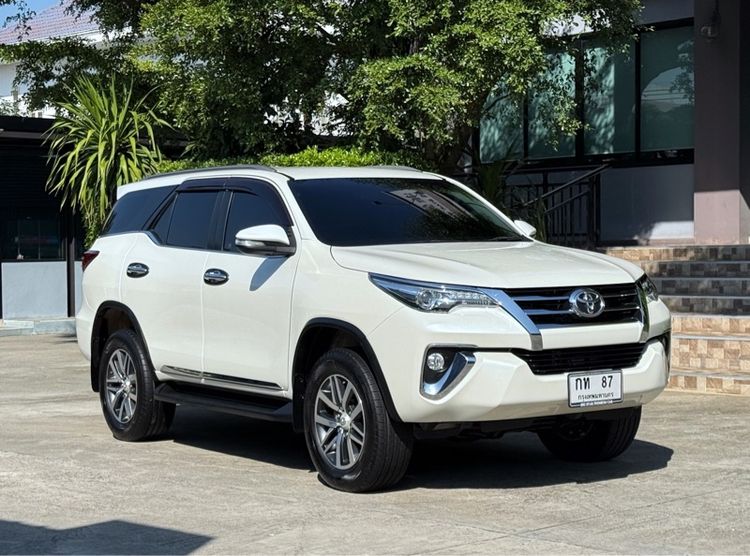 รถ Toyota Fortuner 2.4 V สี ขาว