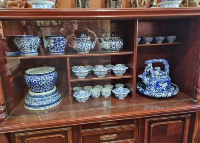 ถ้วยชามเครื่องแก้วของเก่ามีอยู่ด้วยกันทั้งหมด