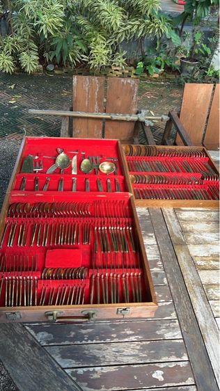 เครื่องเงินเก่า ช้อนส้อมทองเหลืองสมัยสงครามโลกชุดใหญ่